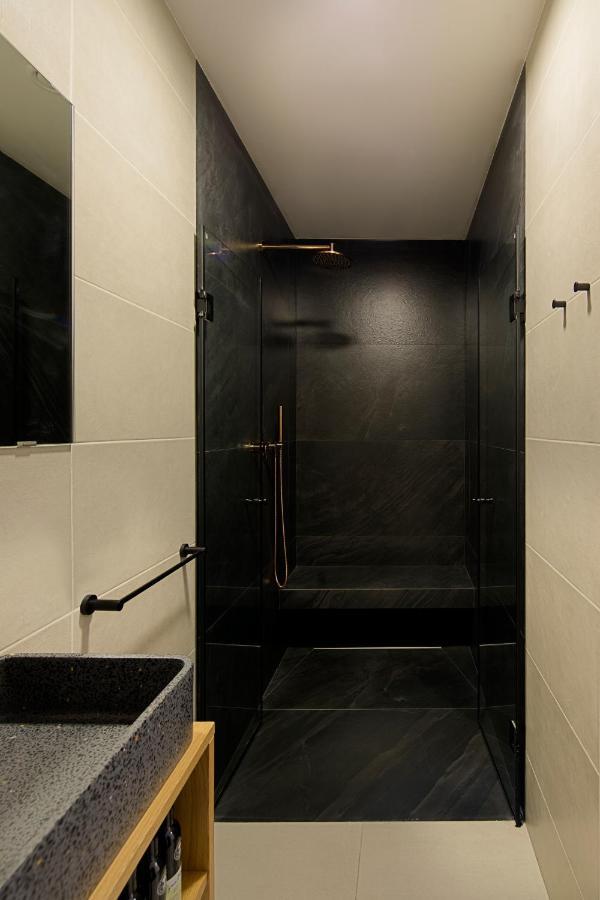 Urbanica Carmel- *