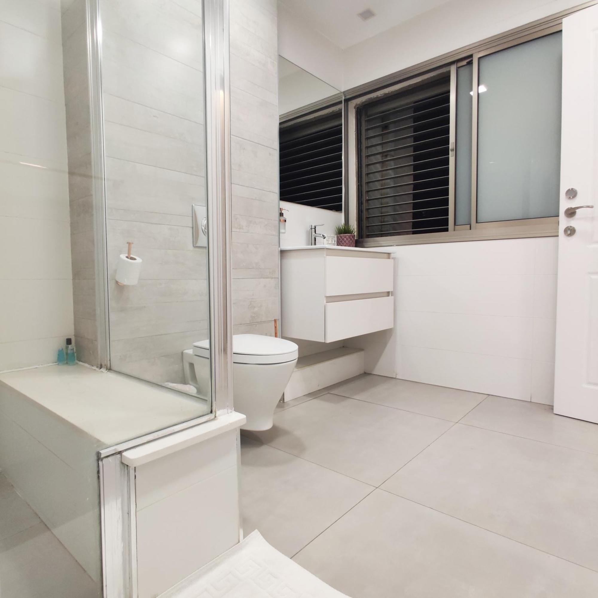 Urbanica Carmel- *