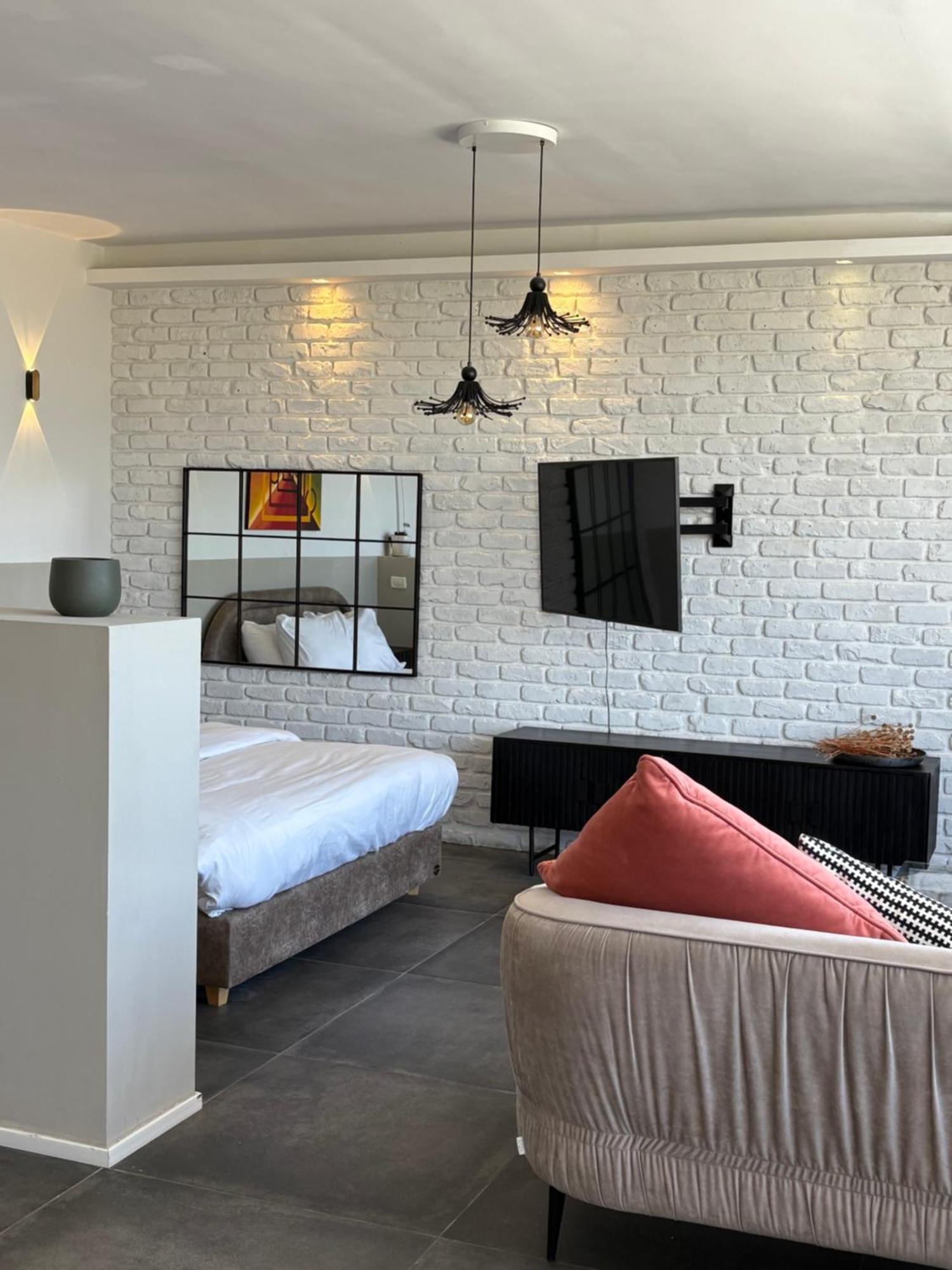 Urbanica Carmel-