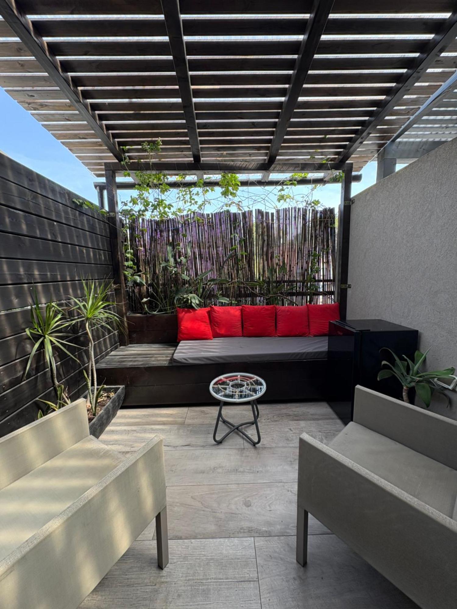 Urbanica Carmel- *