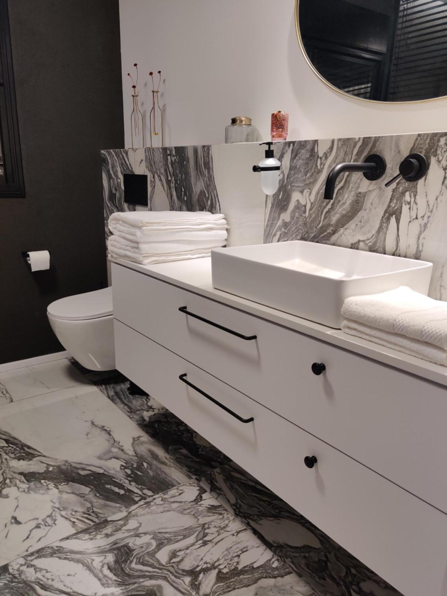 Urbanica Carmel- *